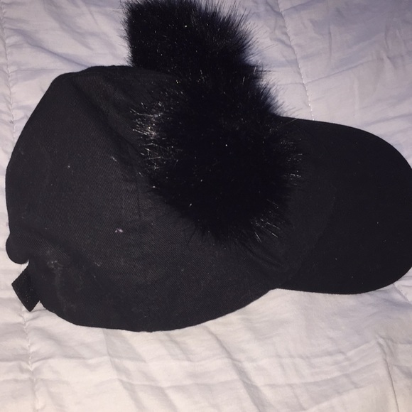 Cute black Pom Pom hat - Picture 2 of 3